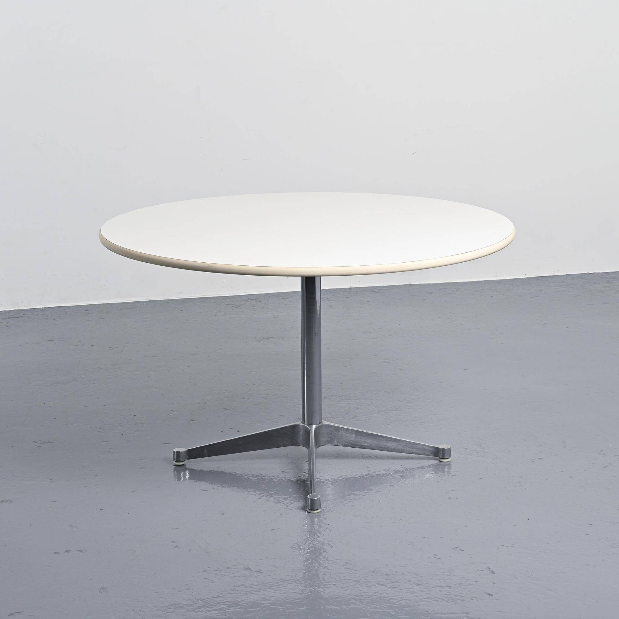 Table ronde par Charles et Ray Eames pour Herman Miller, circa 1970