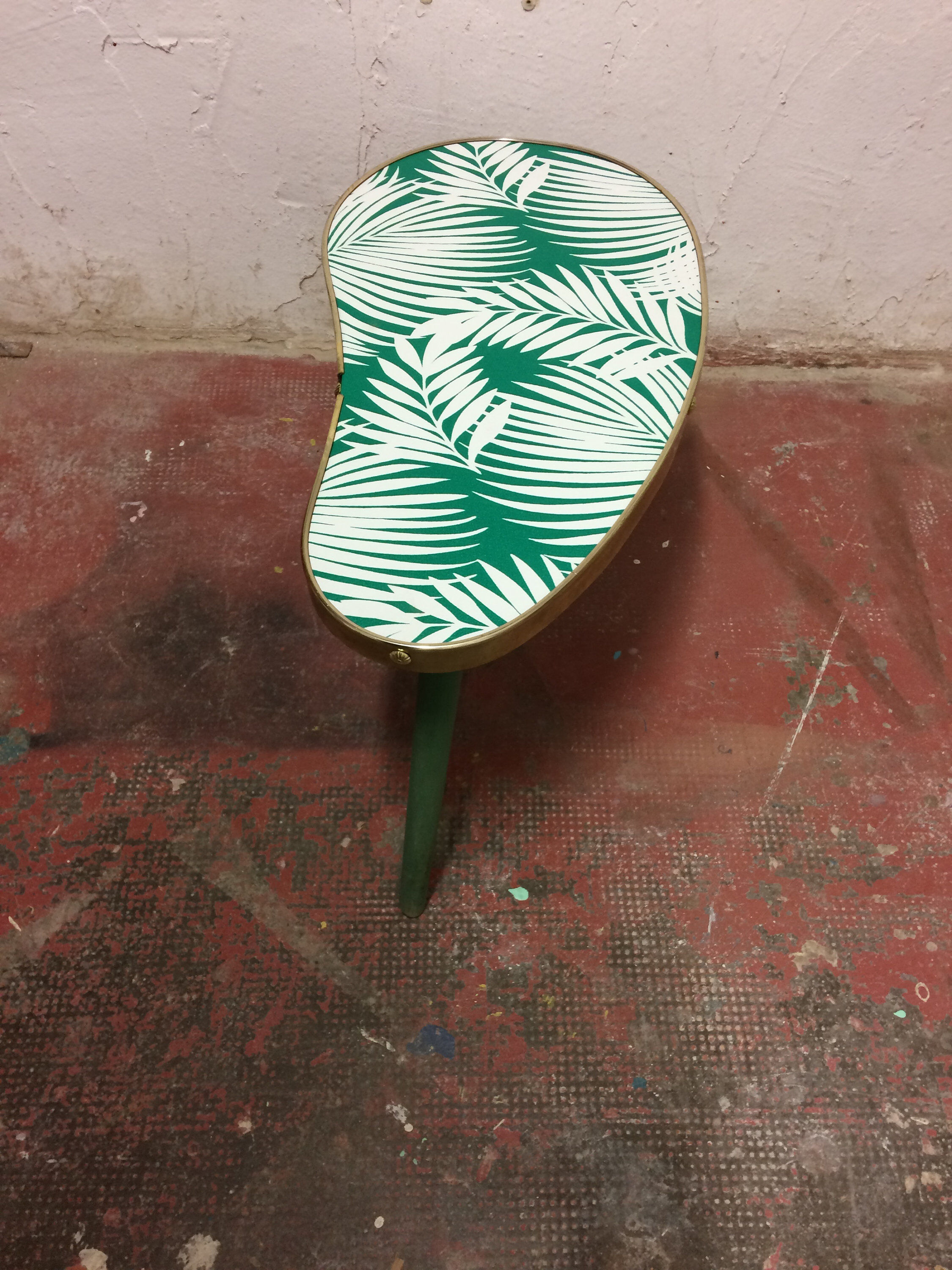 Tripod table shaped bean holder plant - Small side table restored Jungle