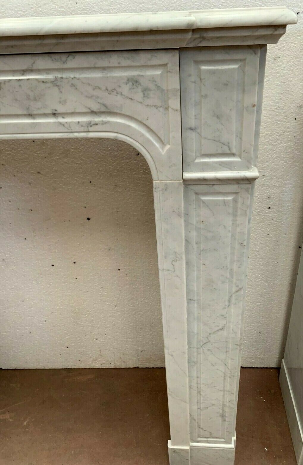 Cheminée de style Louis XVI en marbre blanc veiné de Carrare XIX siècle