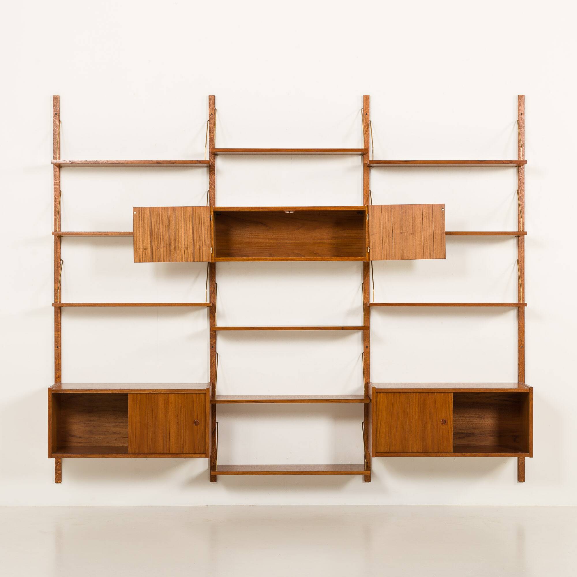 Étagère en teck danois dans le style de Cadovius, Sorensen, années 1960.