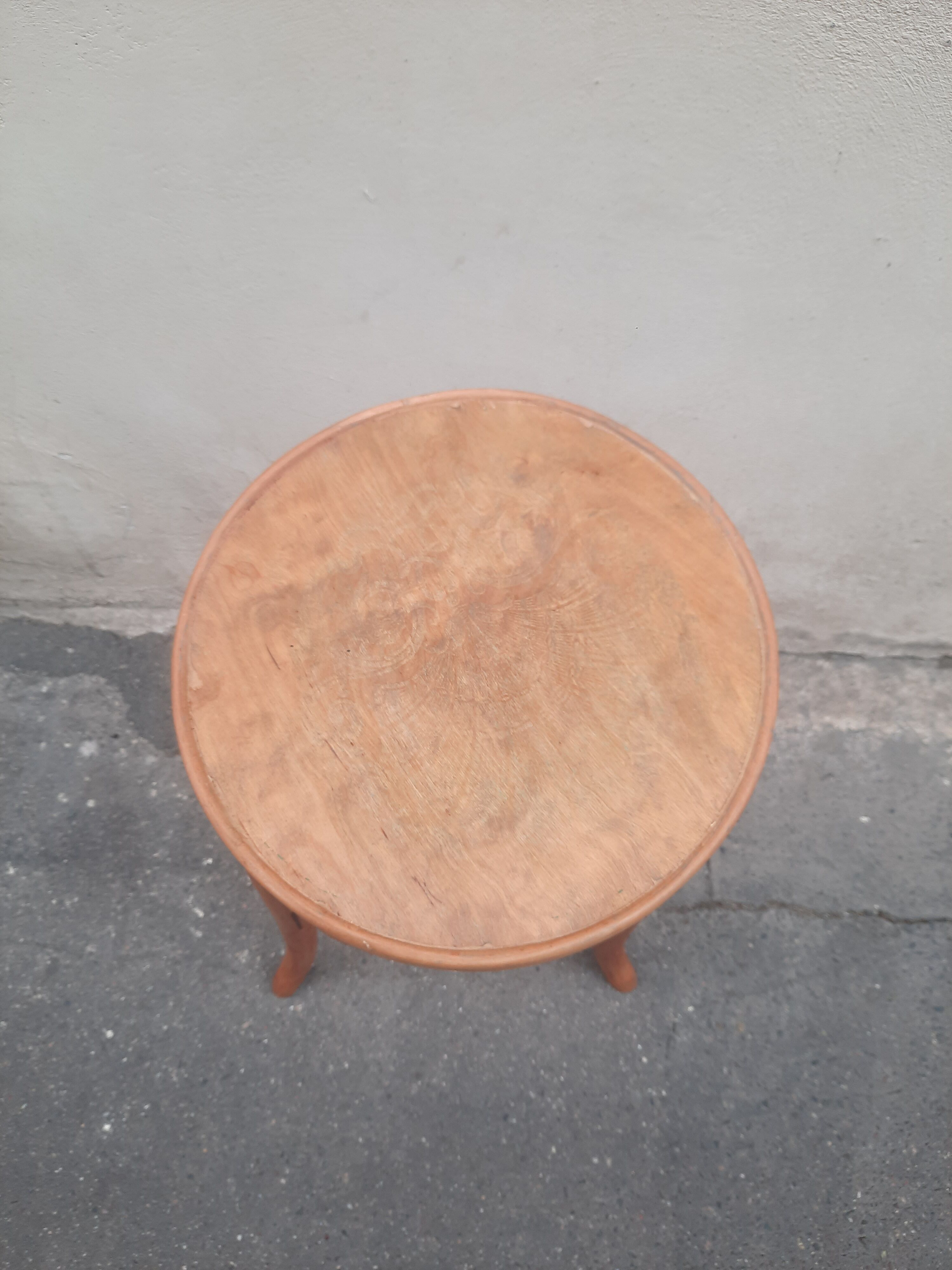 Curved mud stool