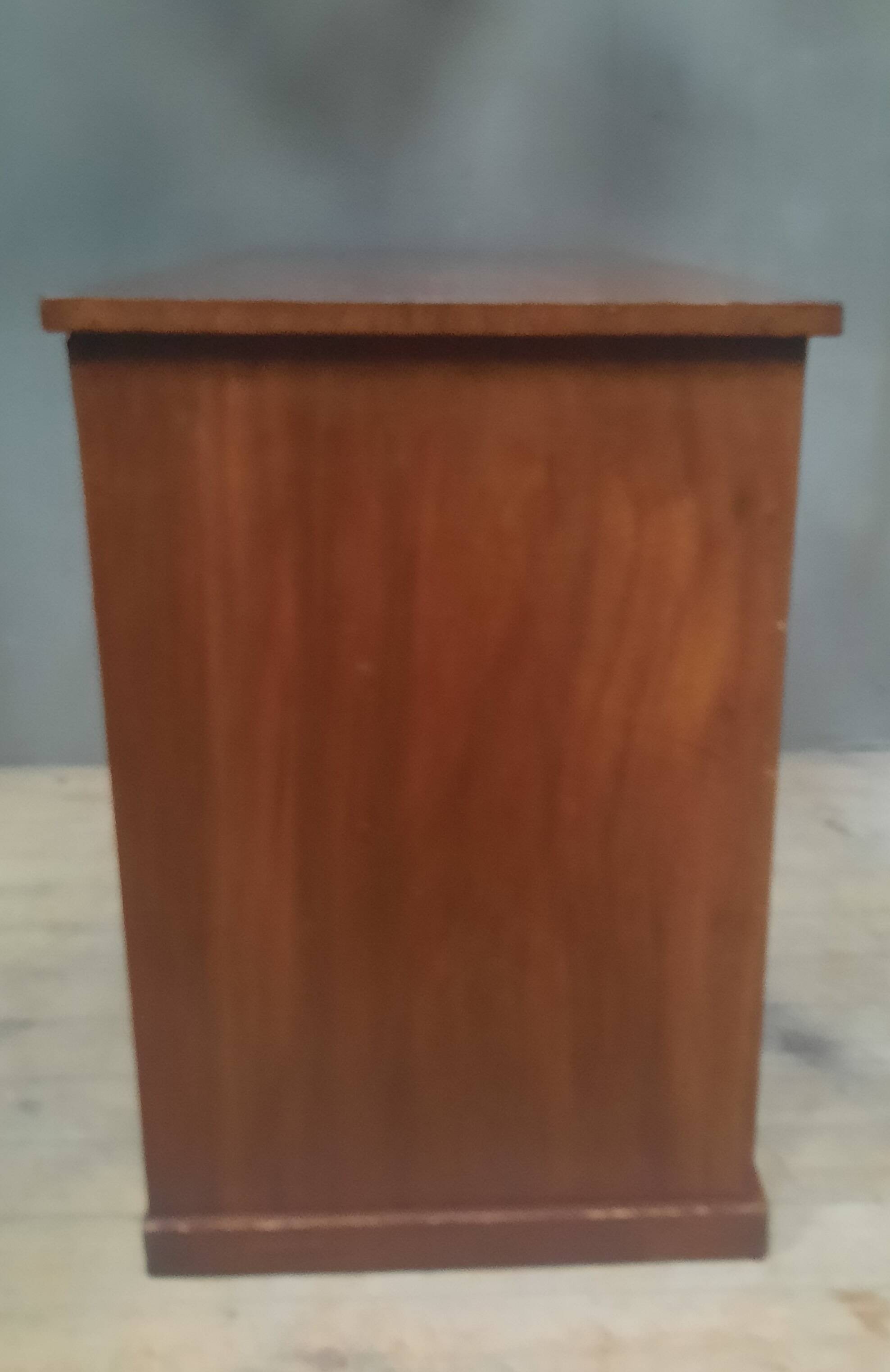 Nineteenth-century chest of drawers in mahogany.