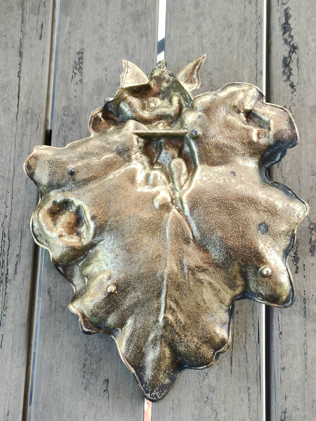 Vide poche Art Nouveau en régule, Femme à la mandoline sur feuille de vignes