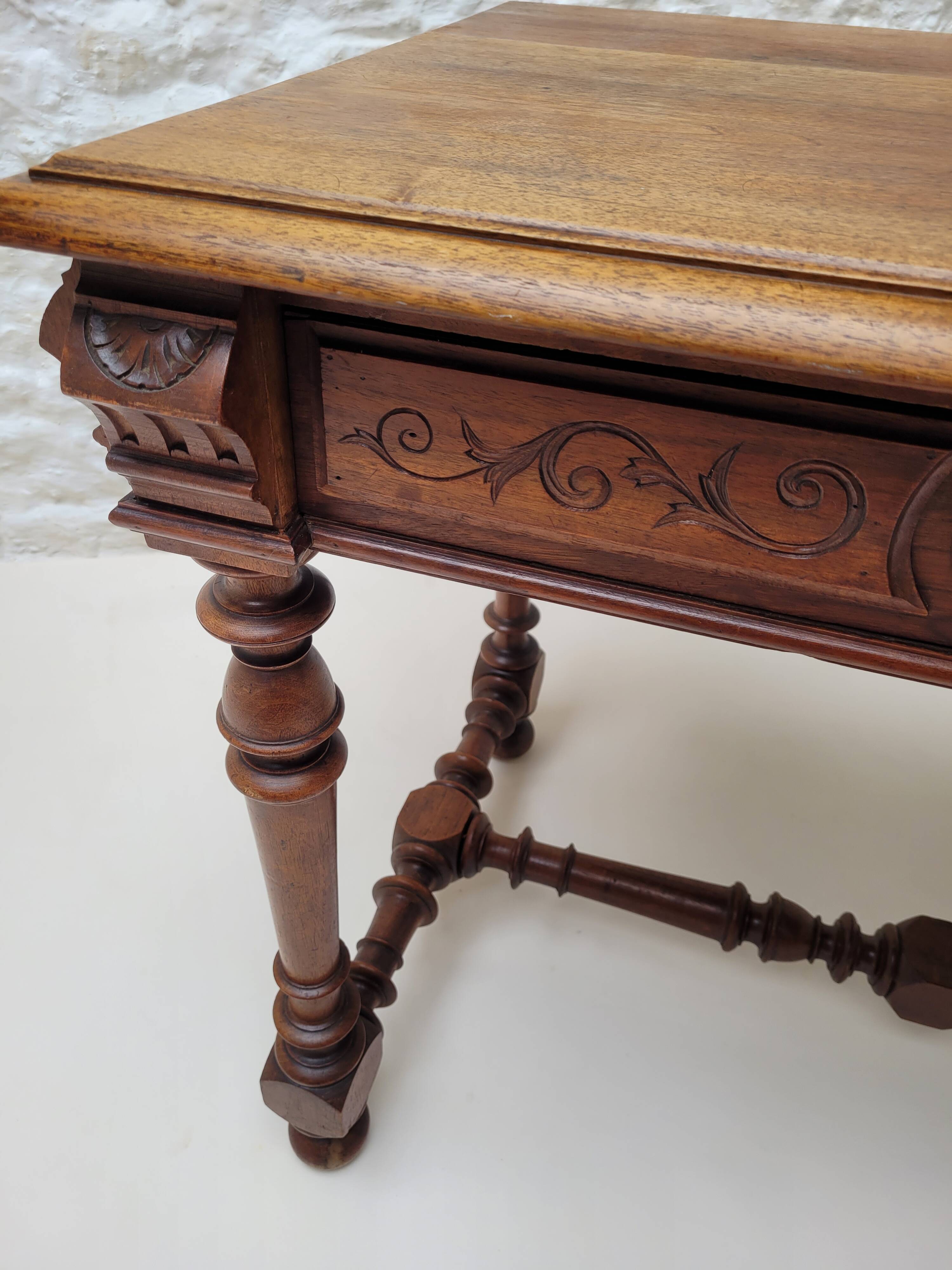 Ancienne table a ecrire bois perlé Louis XIII