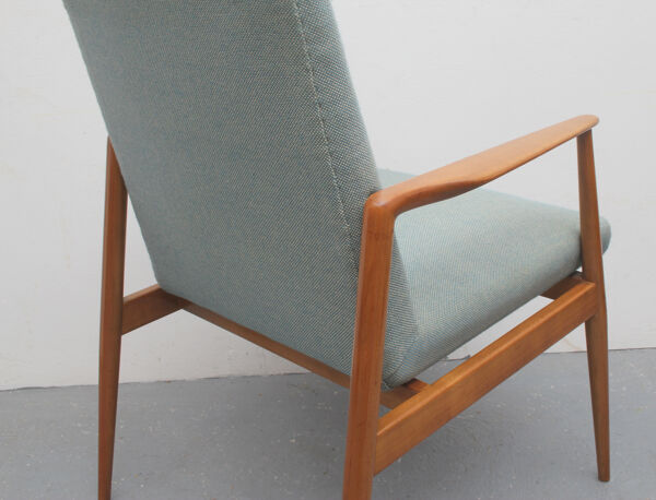 fauteuil des années 1960 en bois de cerisier