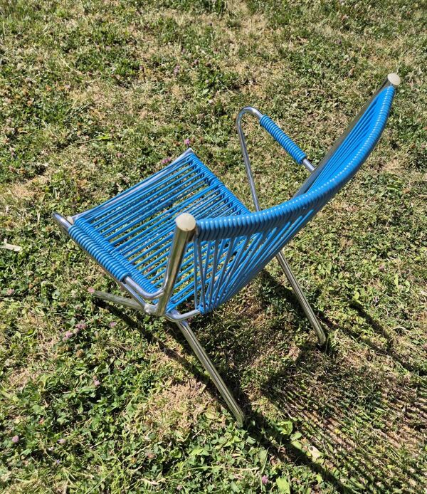 Chaise scoubidou enfant vintage structure métal chromé et assise bleue