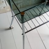 Table d'appoint pieds strings et plateau en verre fumé 1960