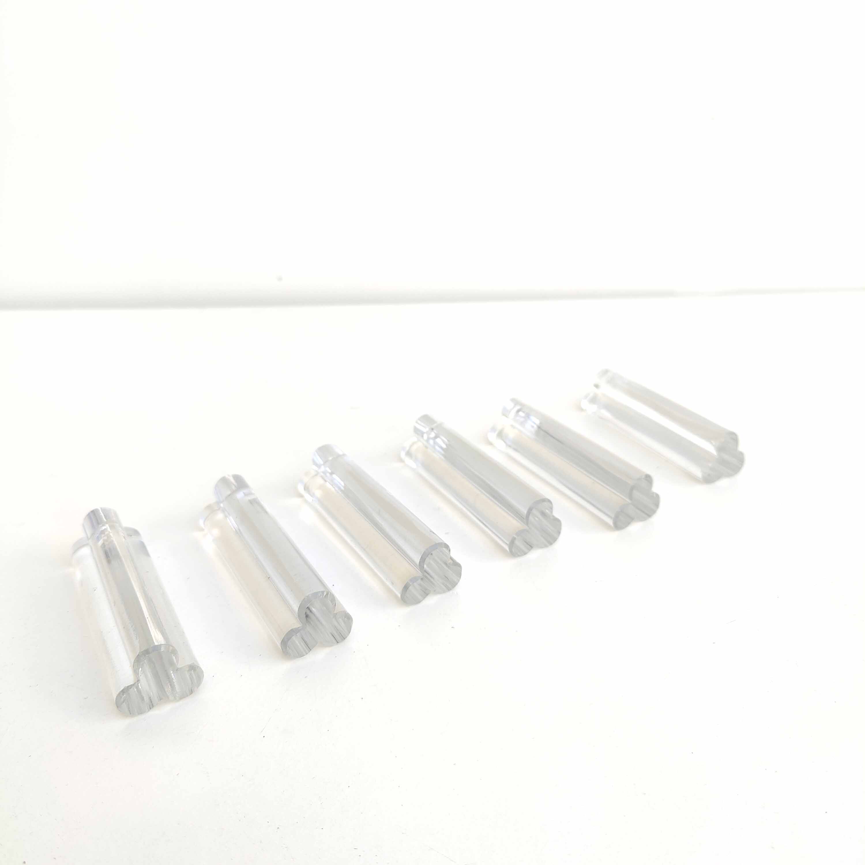 Suite de 6 porte couteaux  modèle trèfle en verre