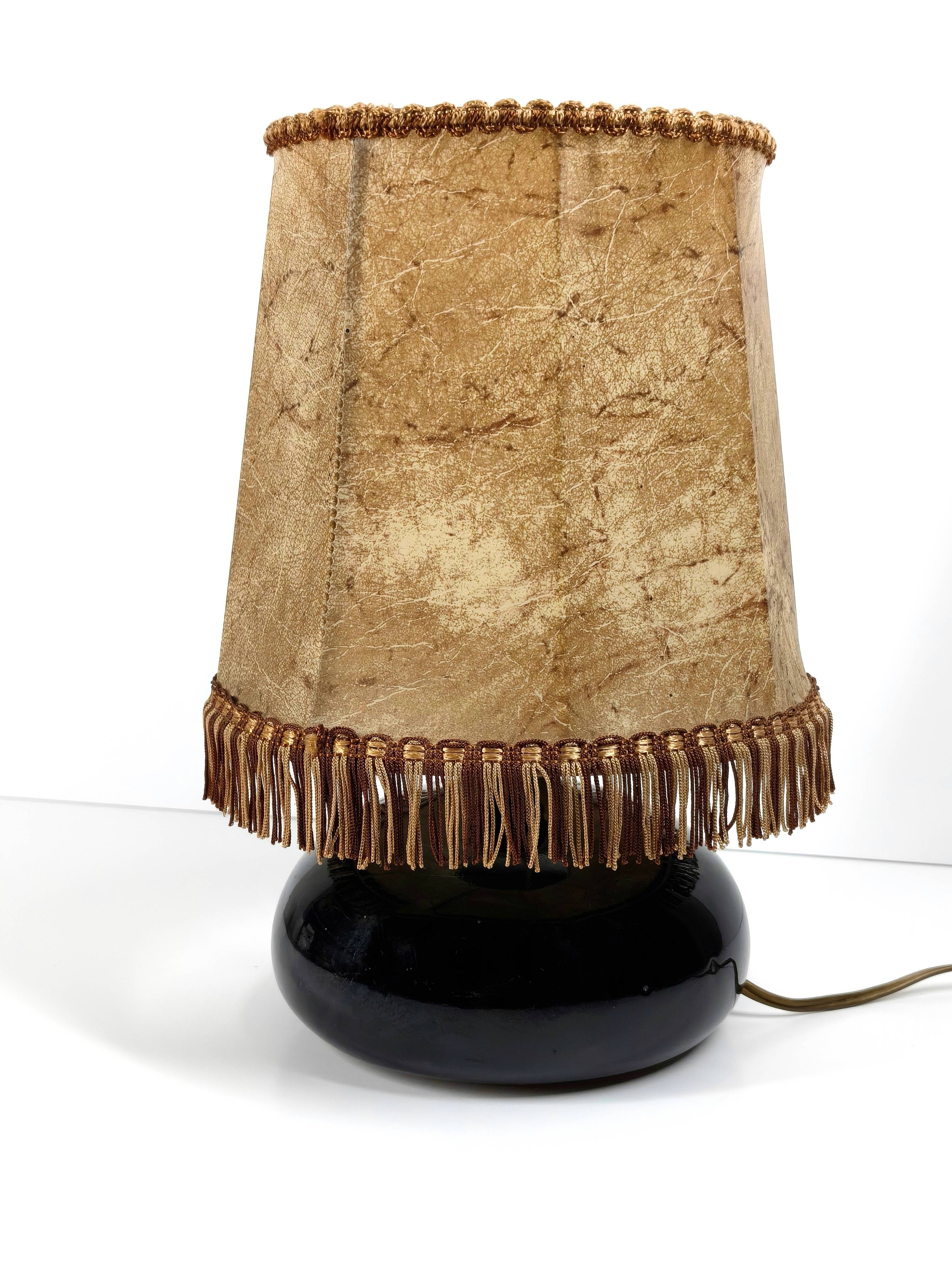 Lampe de table sculpturale en céramique noir profond