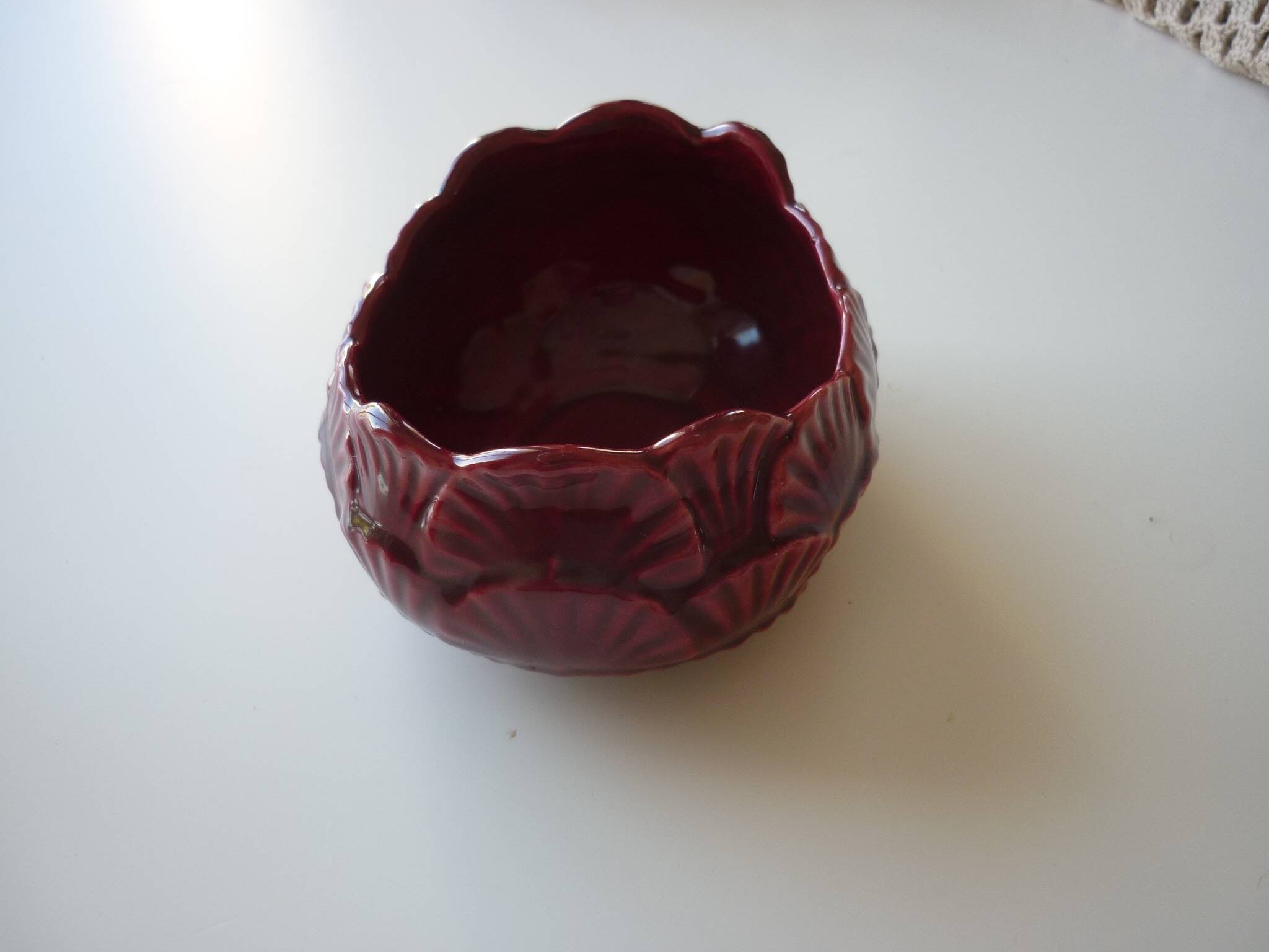 Empty art-deco scallop shell pocket