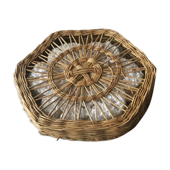 Boite osier avec napperons dentelle