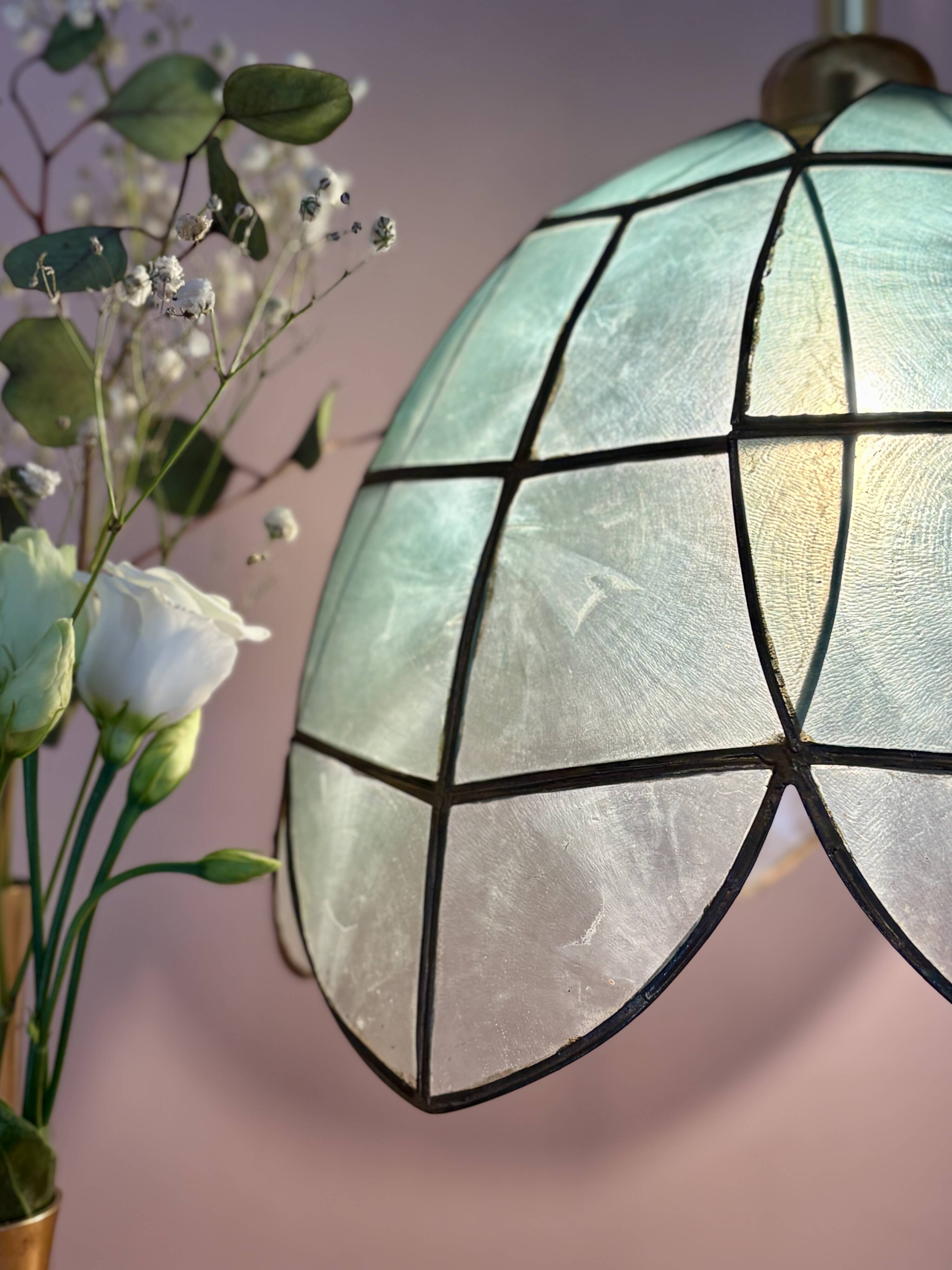 Vintage pendant light in blue mother-of-pearl and brass.