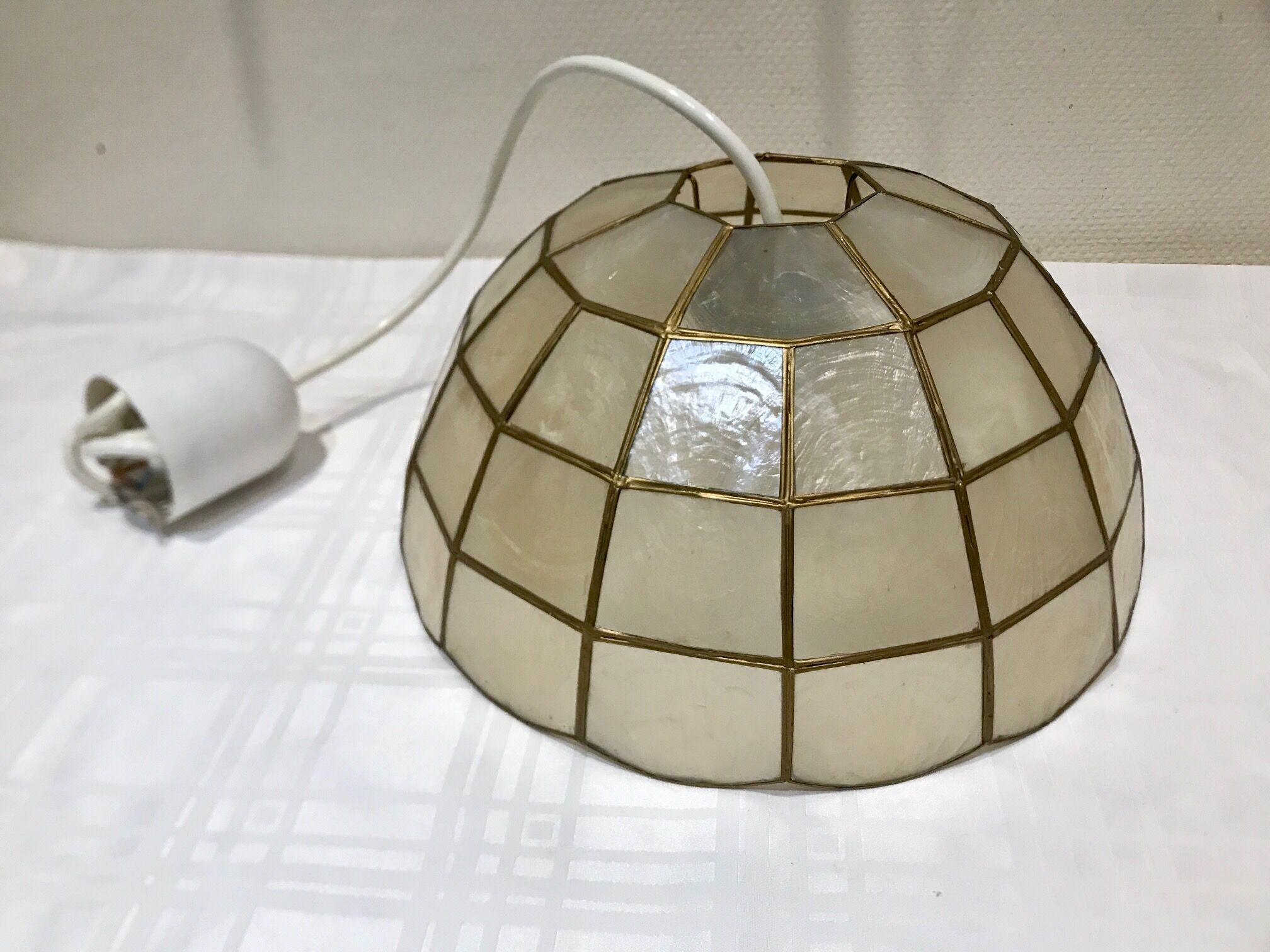 Mother-of-pearl and brass suspension