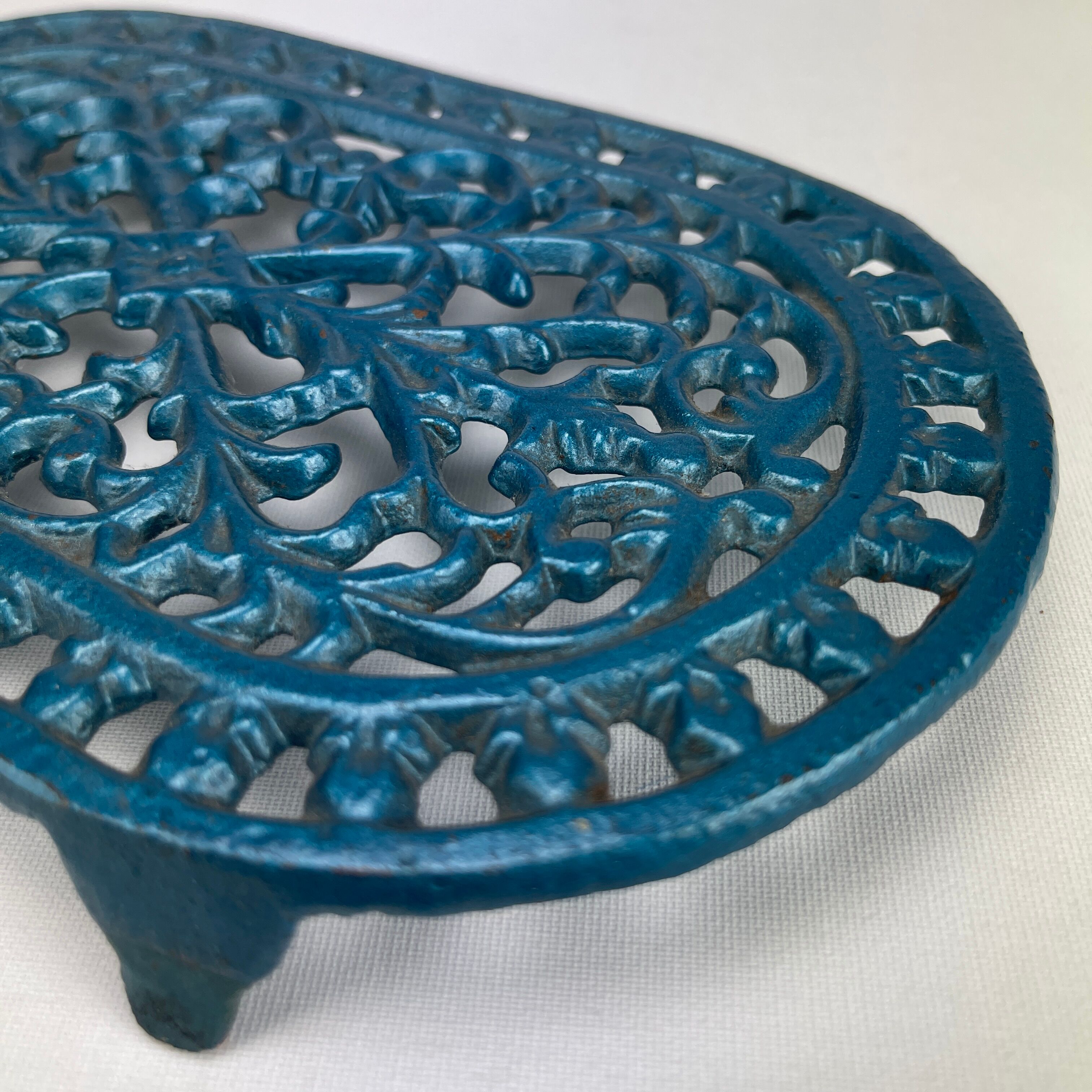 Openwork trivia in blue enamelled cast iron