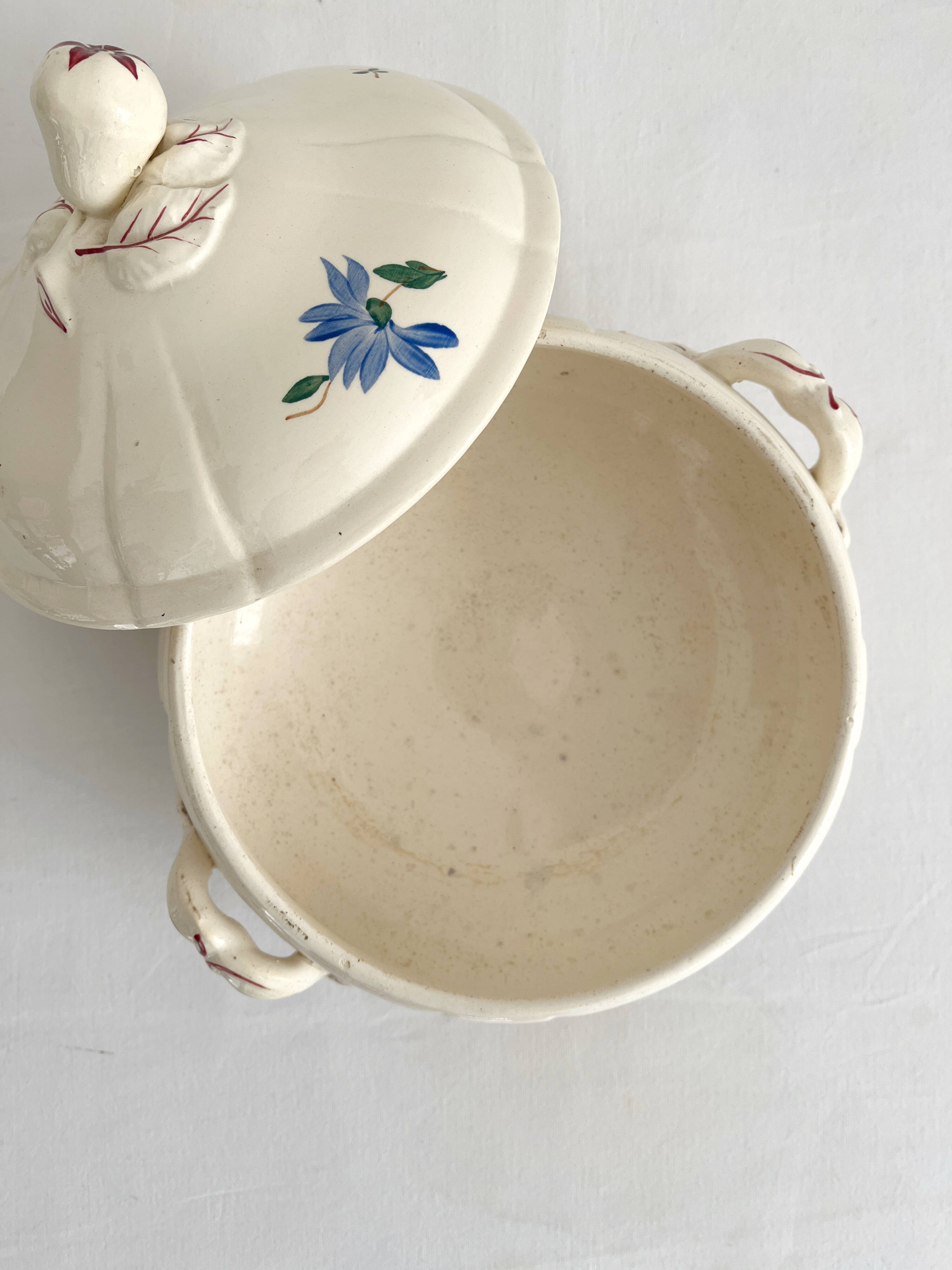 Saucière ancienne en faïence de Sarreguemines U & Cie, Modèle Groseilles