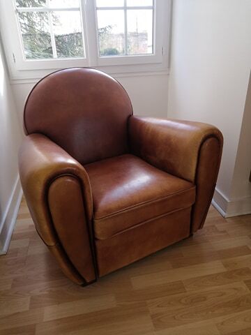 Tawny vintage leather club chair