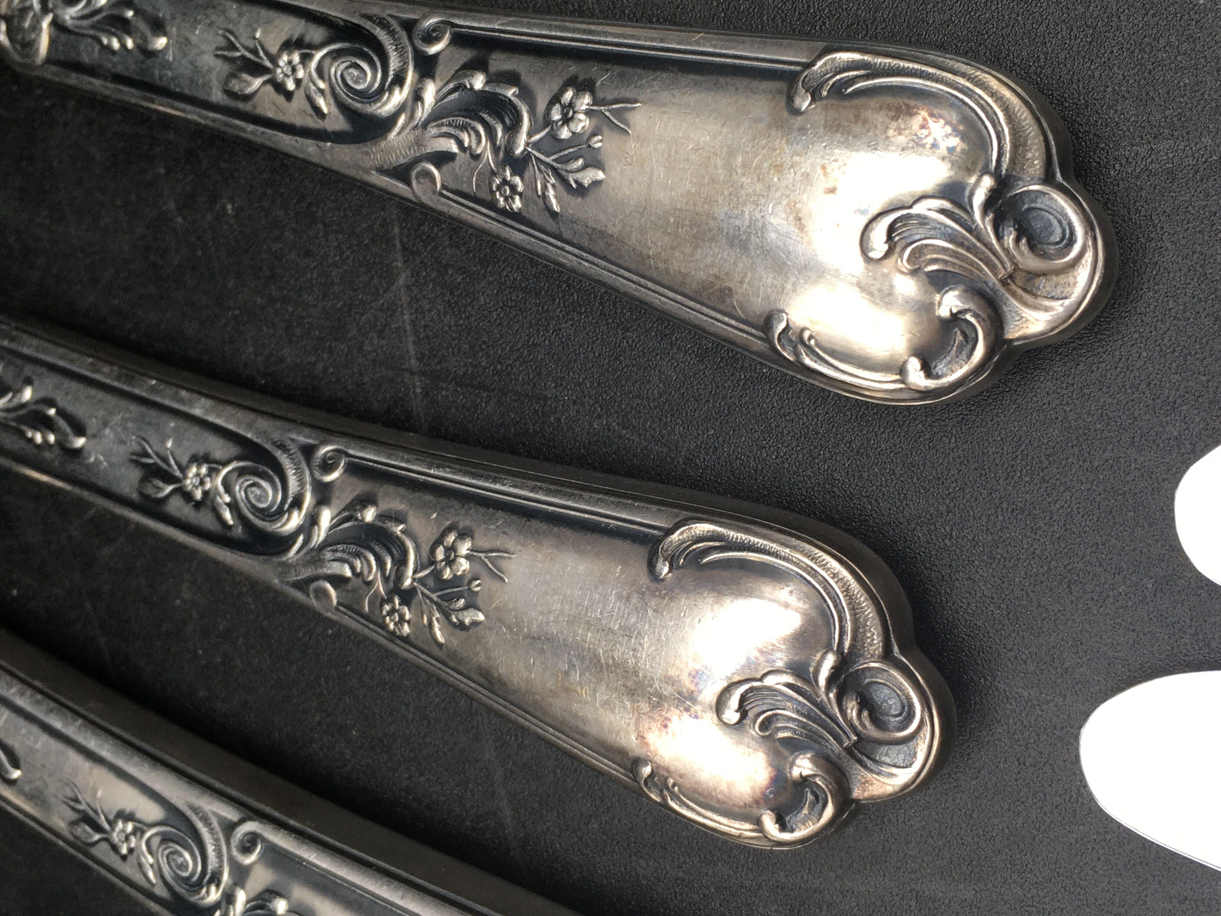 12 silver metal table knives model Rocaille