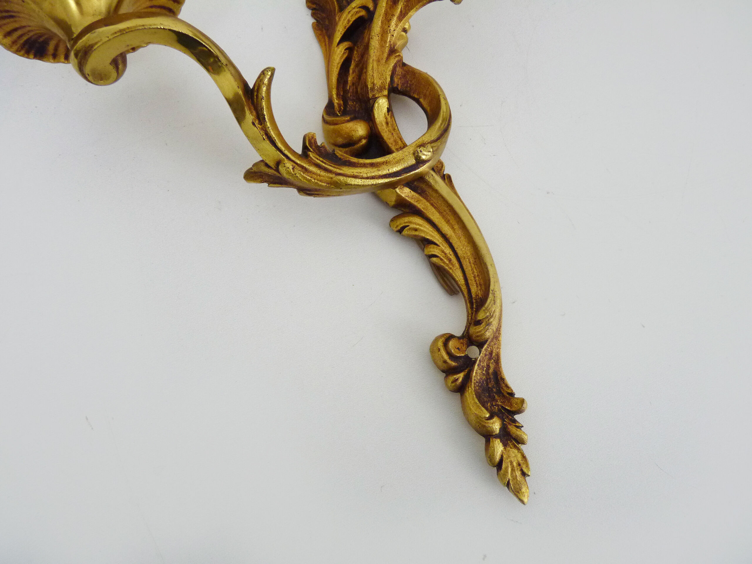 Paire d'appliques murales vintage à double feux en bronze ou laiton, feuille d'acanthes. Année 60