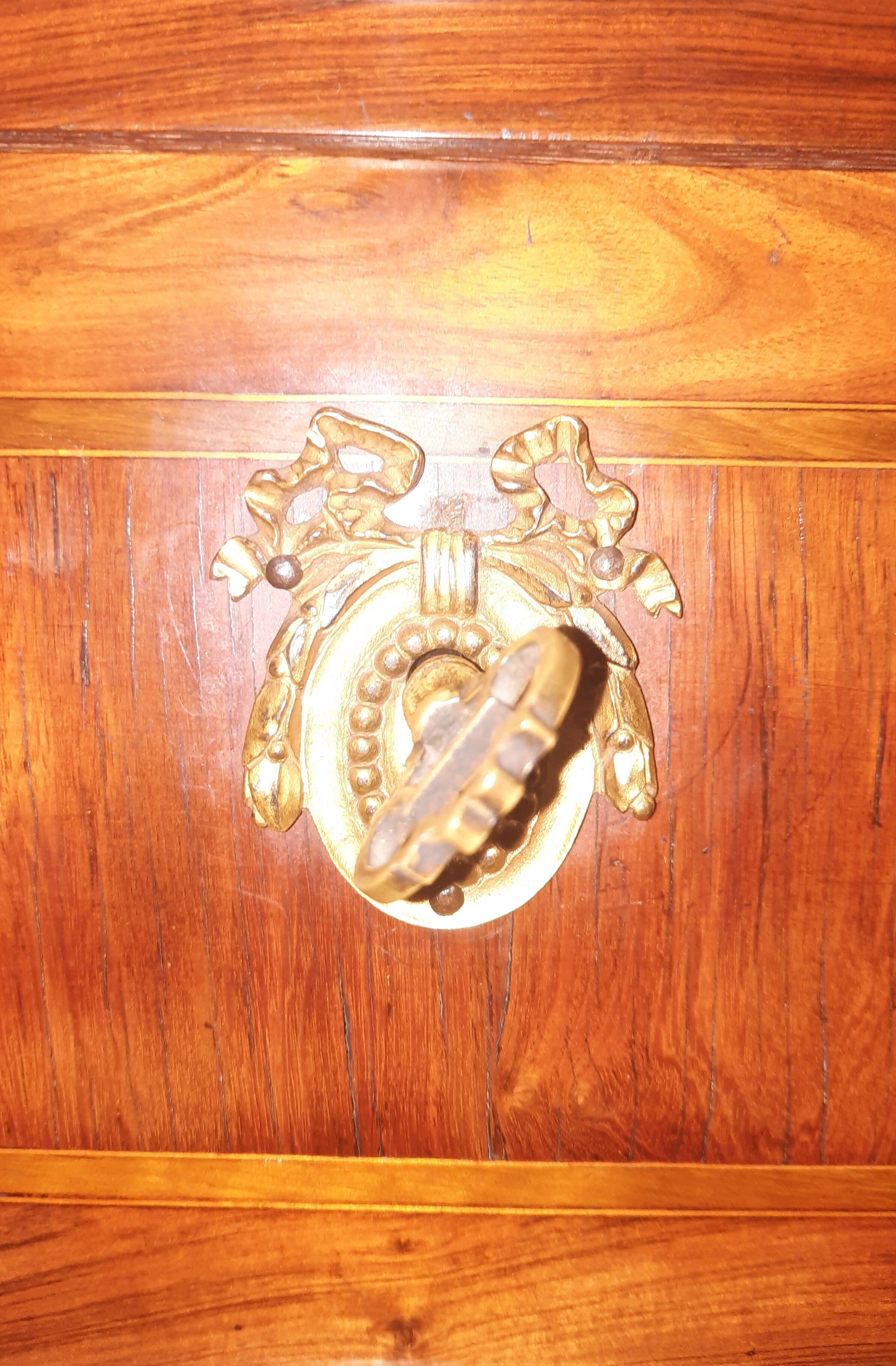 Eighteenth-century wooden veneer chest of drawers