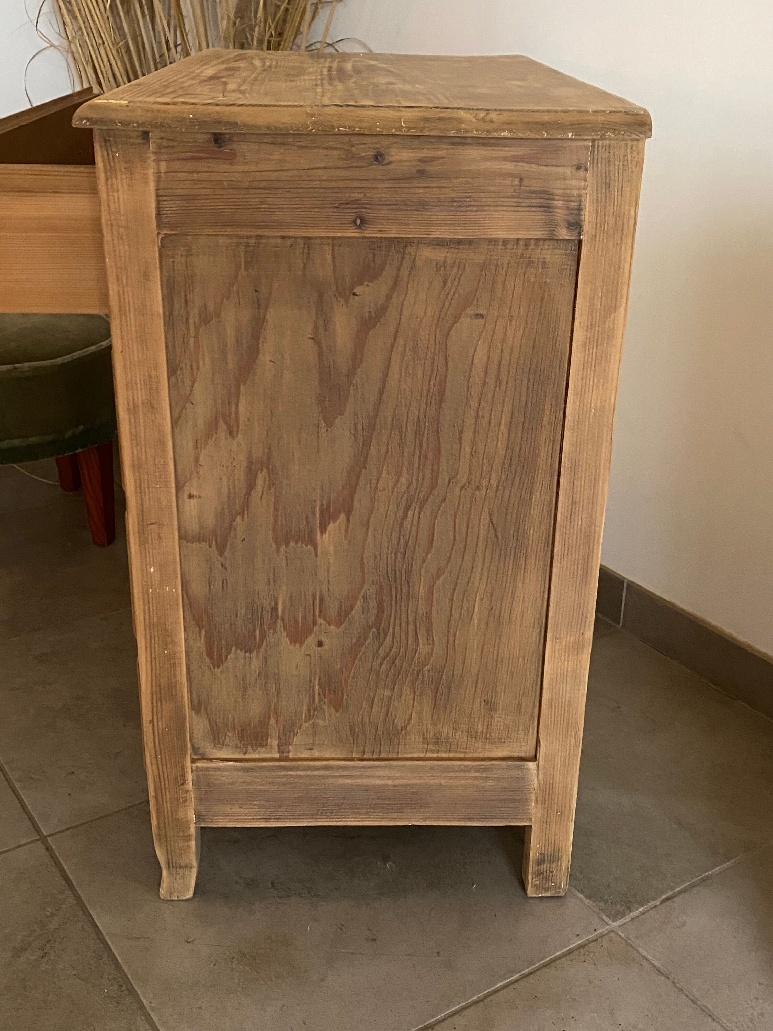 Chest of drawers fir tree