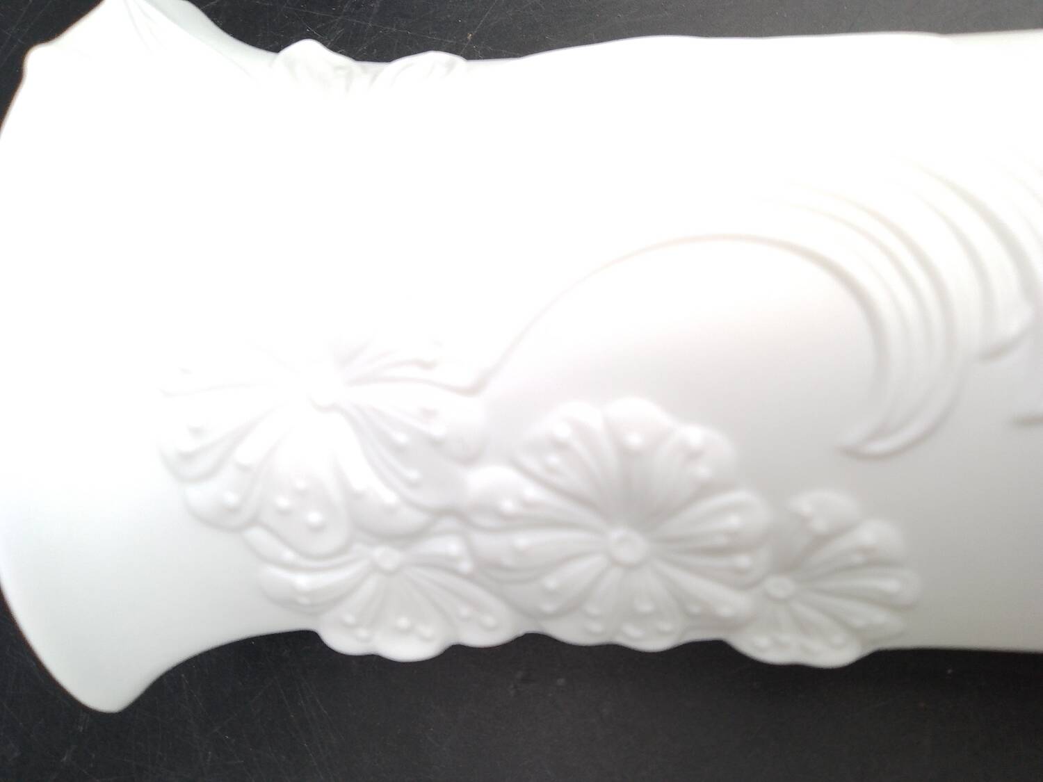 Small oval biscuit vase Porcelain Germany Signed M FREY AK Kaiser 740/1