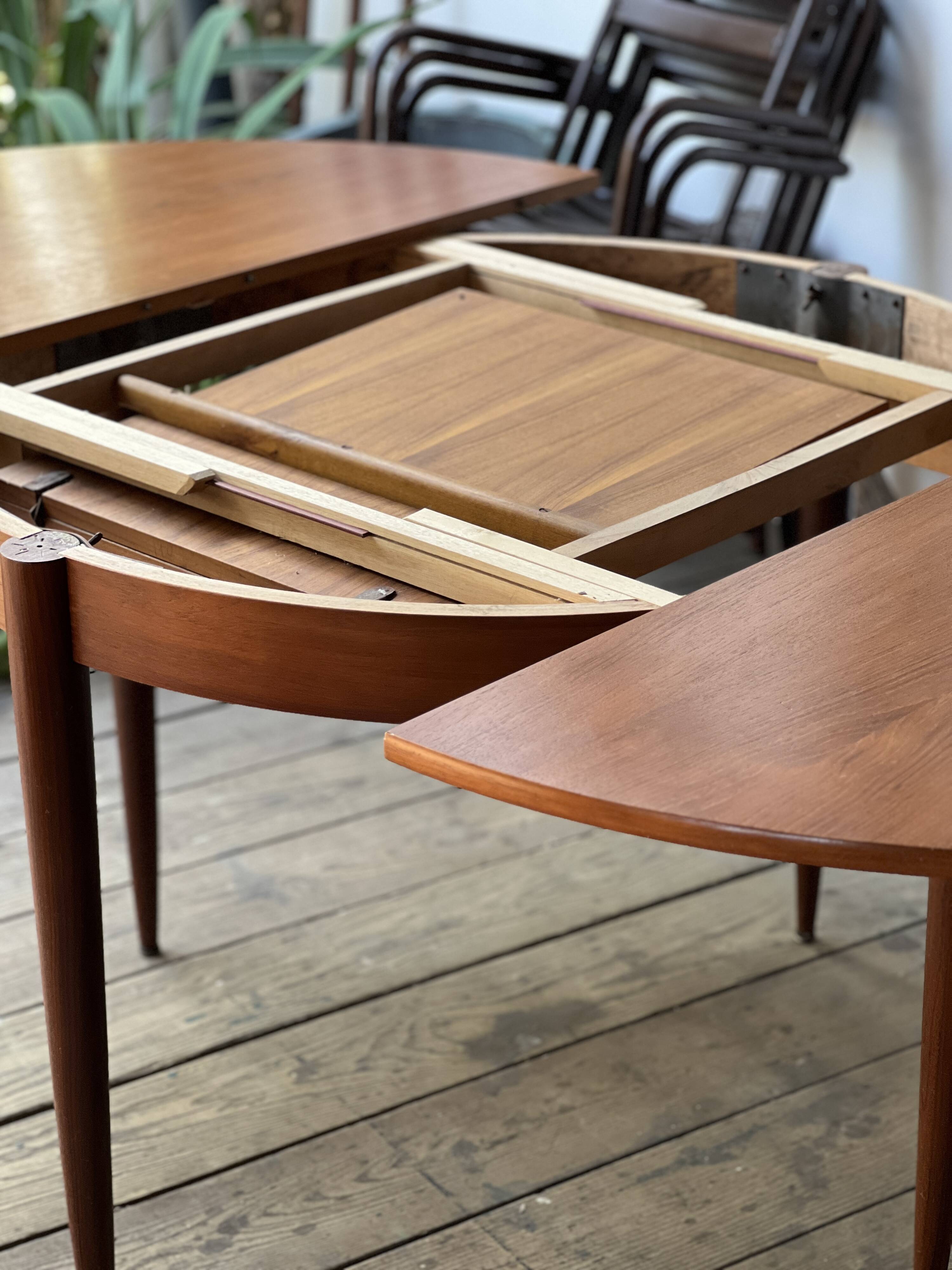 Round extendable table