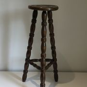 Tabouret haut tripode en bois tourné