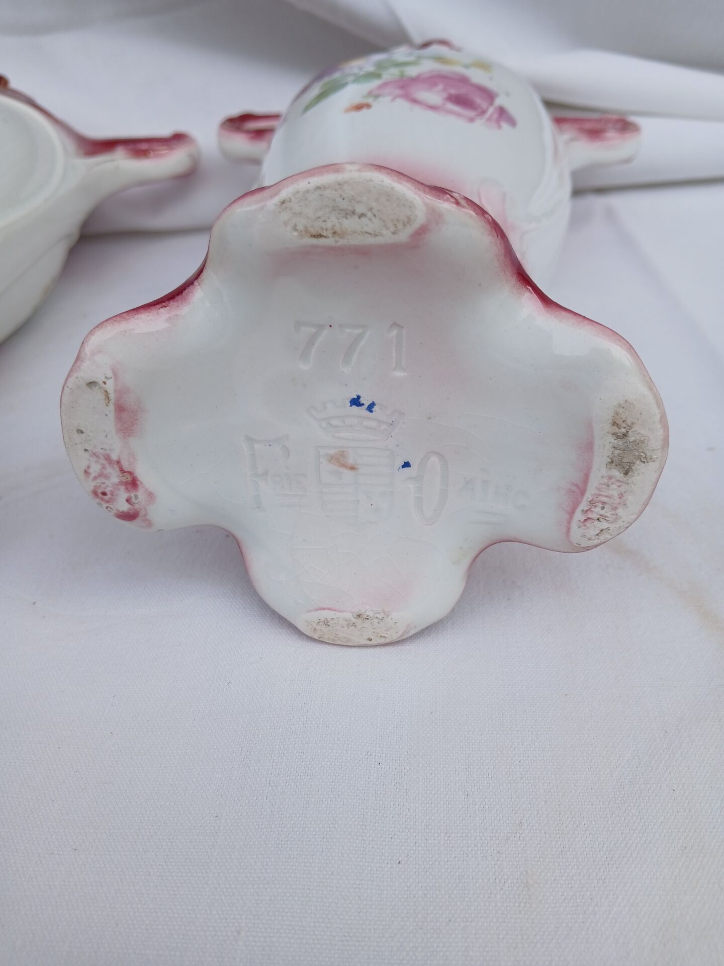 Paire d'anciens vases en barbotine d'Onnaing