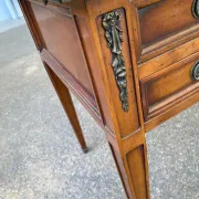 Bureau Roche Bobois en merisier massif style Louis XVI avec tirettes