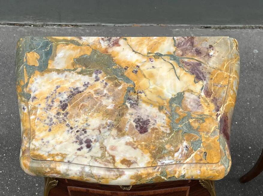 Paire de tables de chevet de style Louis XV en bois de rose.