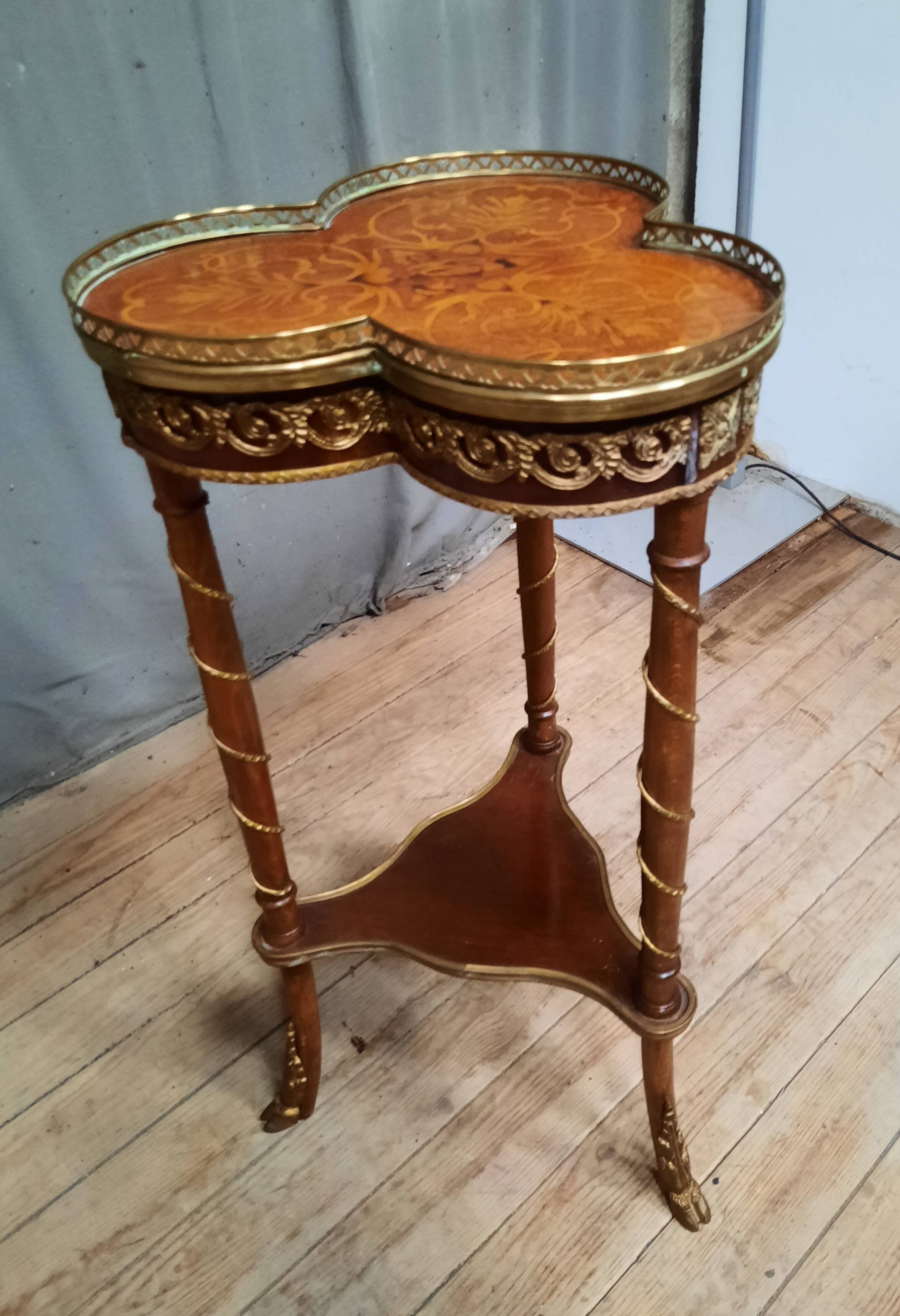 Trilobee marquetry table