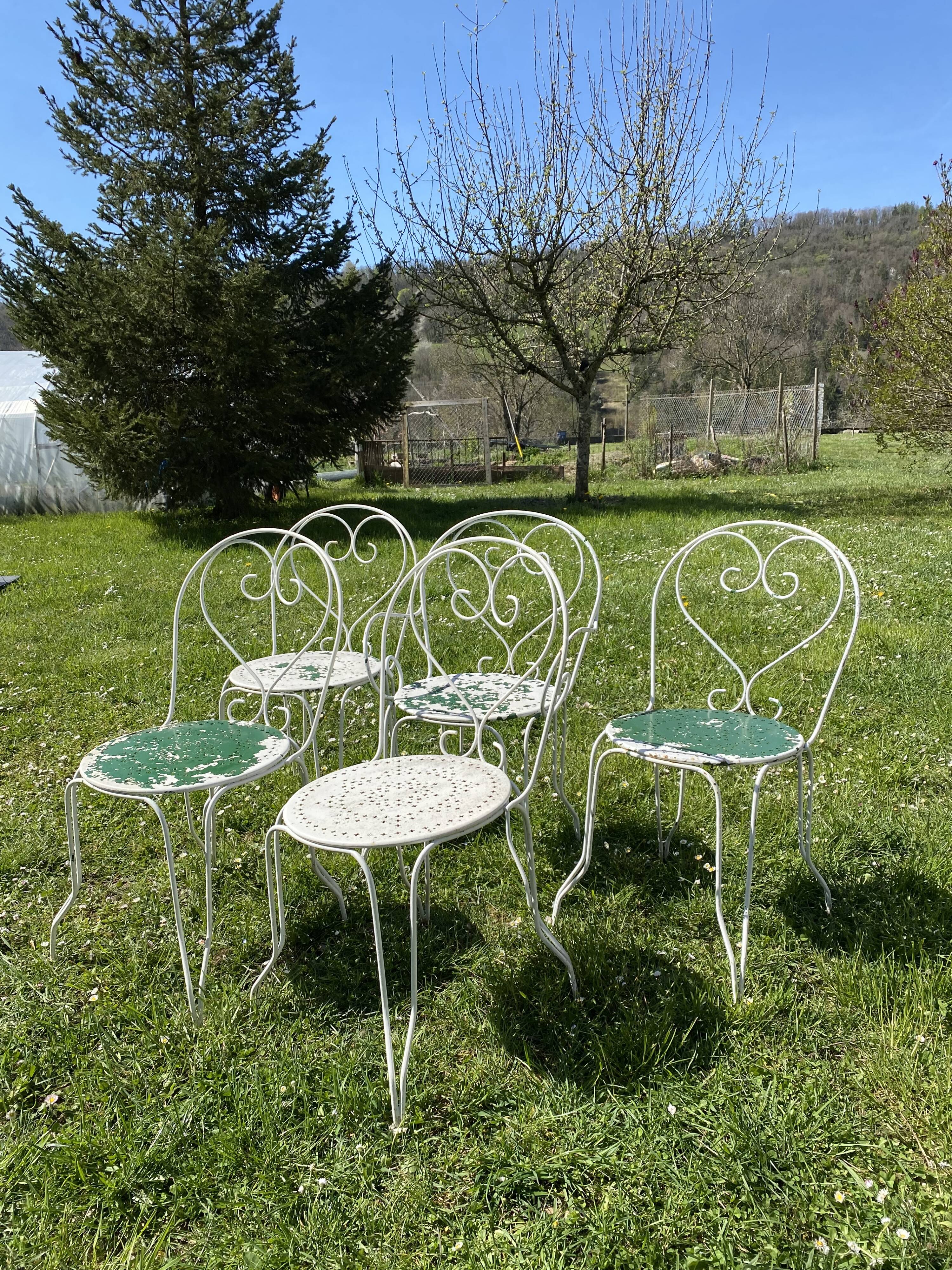 Set of 5 wrought iron garden chairs – openwork seats