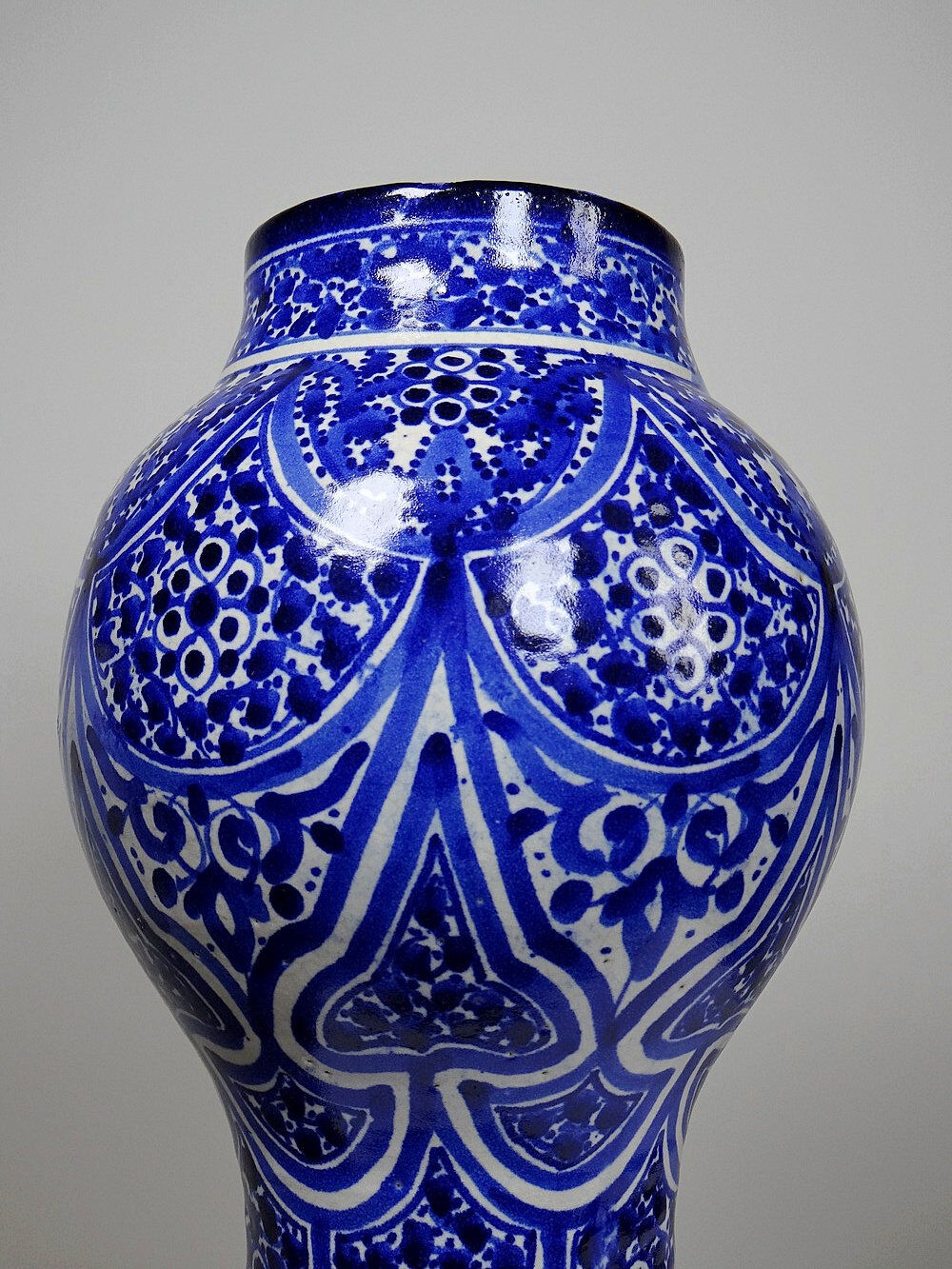 Large Moroccan vase/jar from Fès, handcrafted ceramic Khabia, 19th-20th century, cobalt.