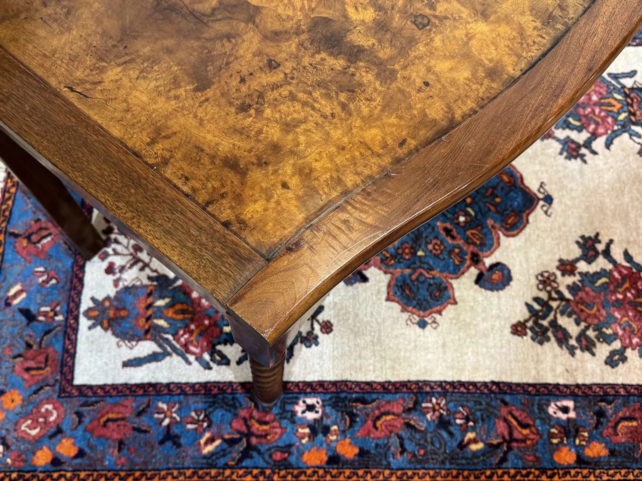 English desk table in walnut burl from the early 20th century.