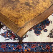 English desk table in walnut burl from the early 20th century.