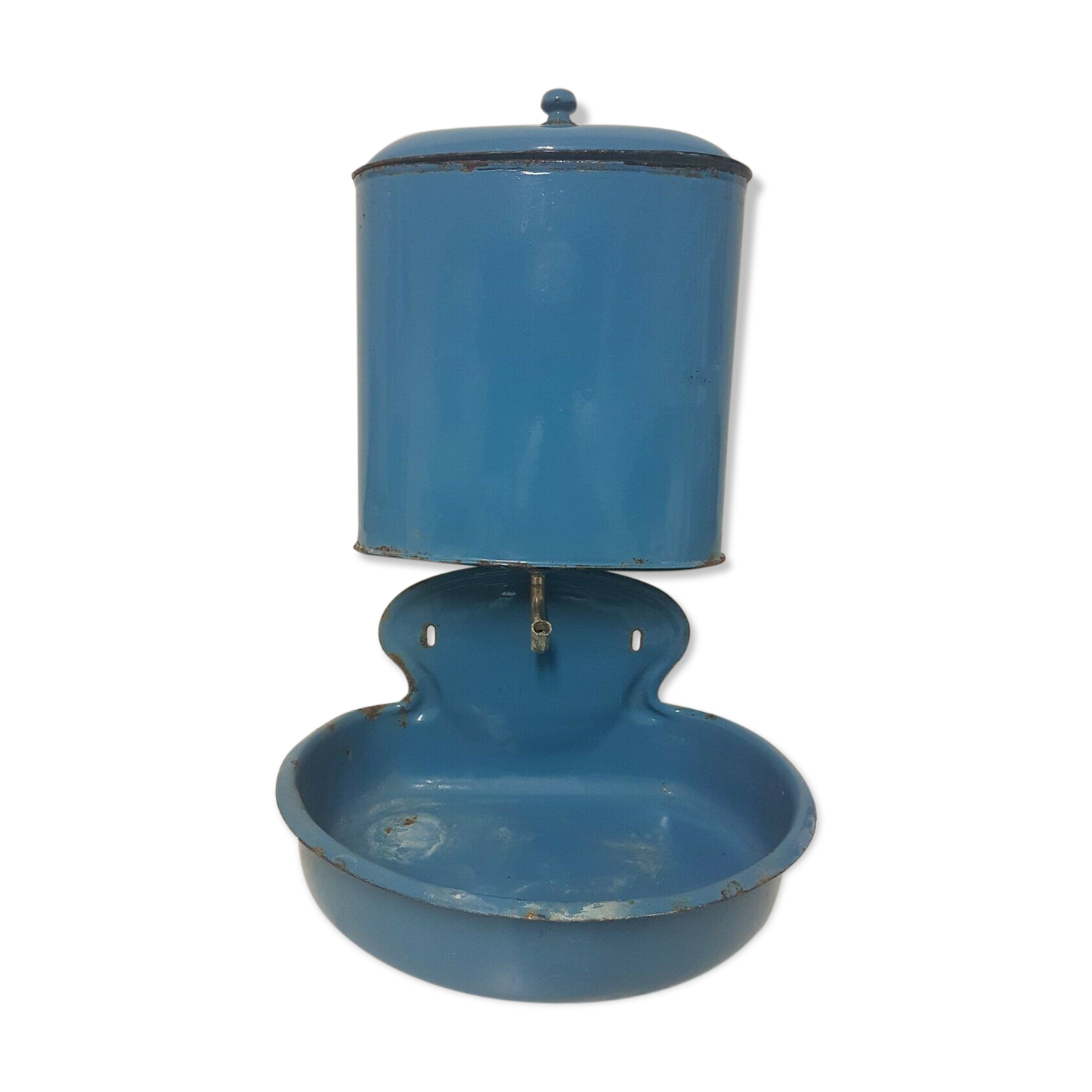 Old hands wash in enamelled sheet metal