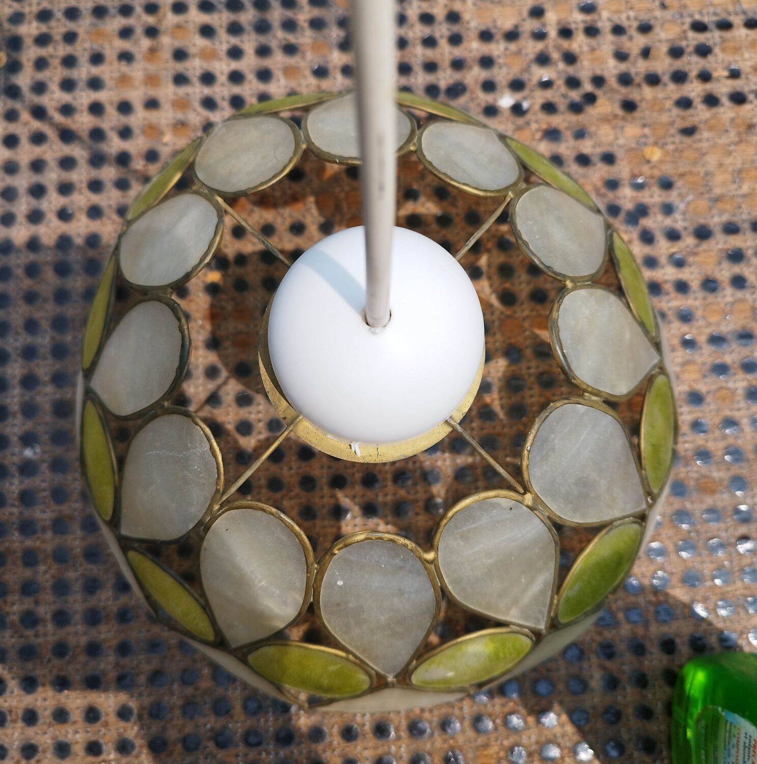 Mother-of-pearl lampshade suspension