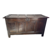 English chest from the late 17th century.