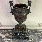 Patinated bronze vase with handles topped by bicéphalic busts, 19th century.
