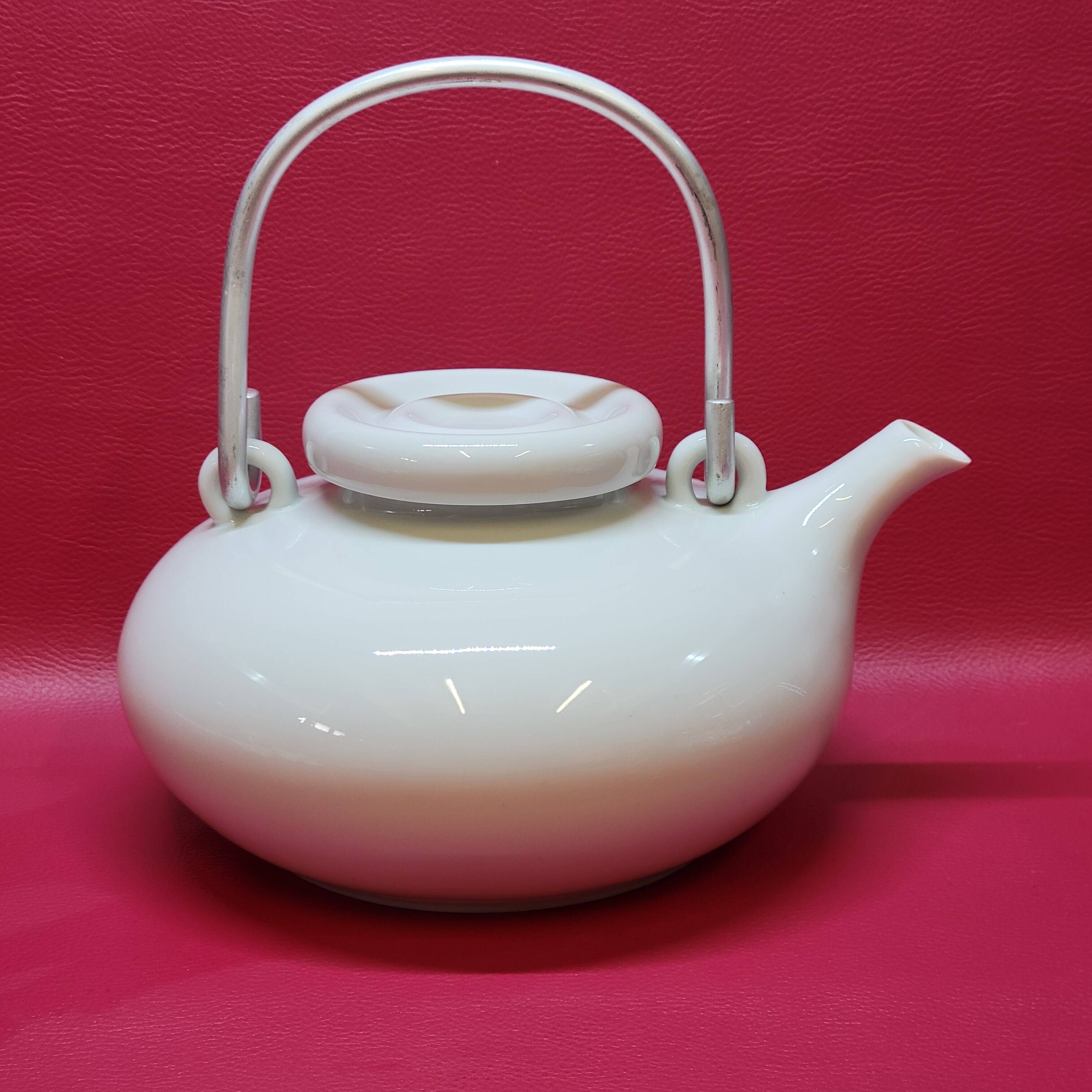 Théière en porcelaine blanche Carl Gustaf Jahnsson