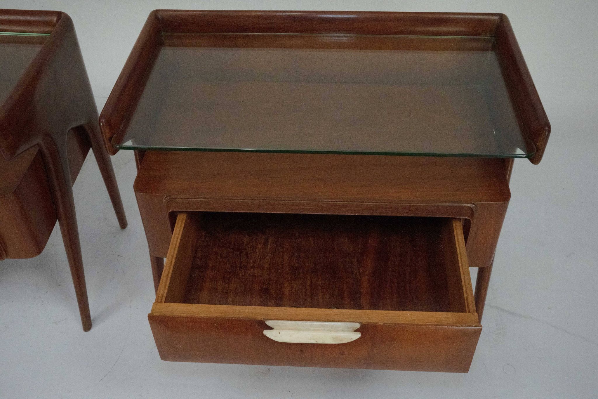 Paire de tables de chevet italiennes Mid-Century Modern, années 1950.