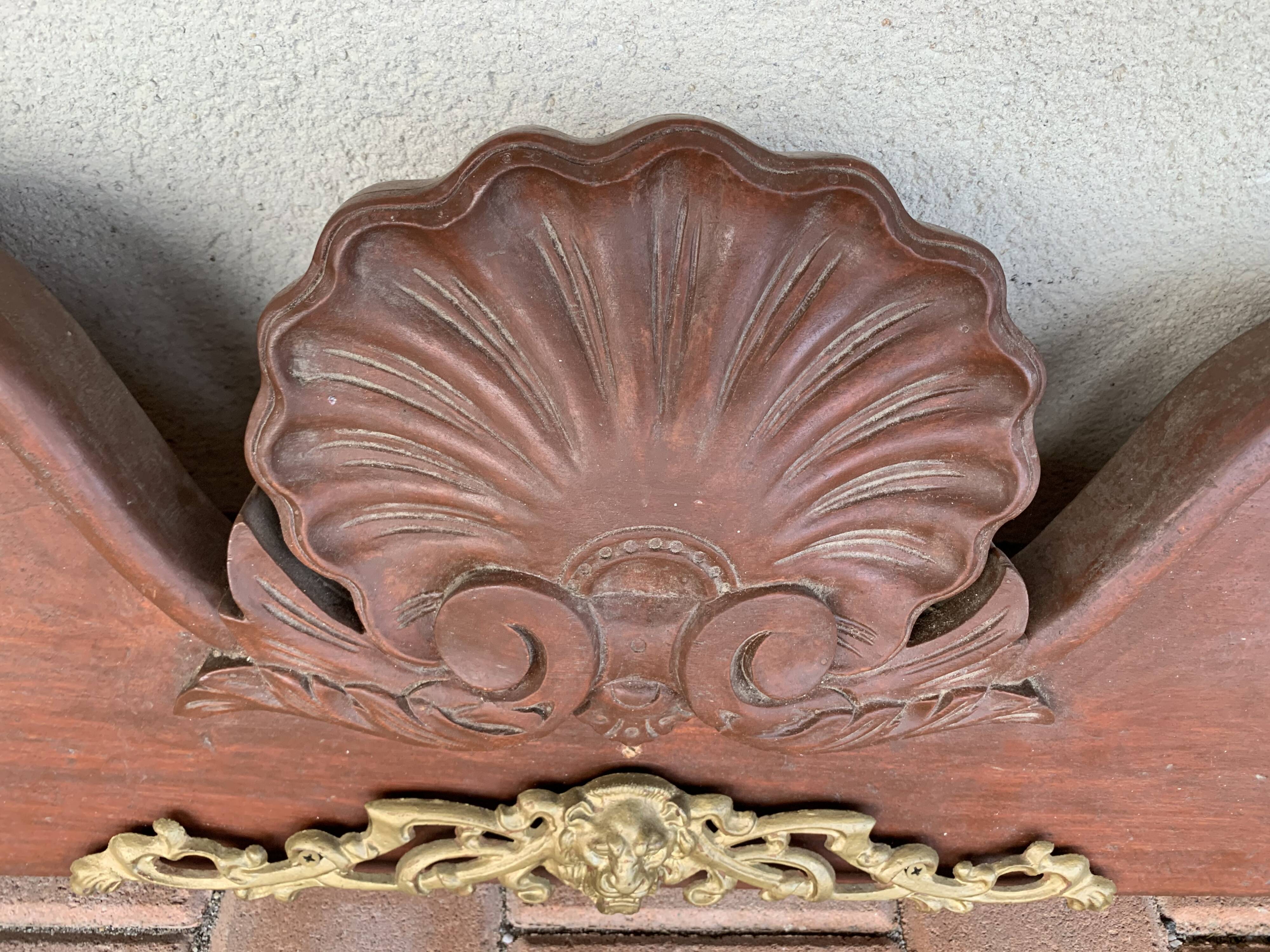 Log frontispiece with ox heads