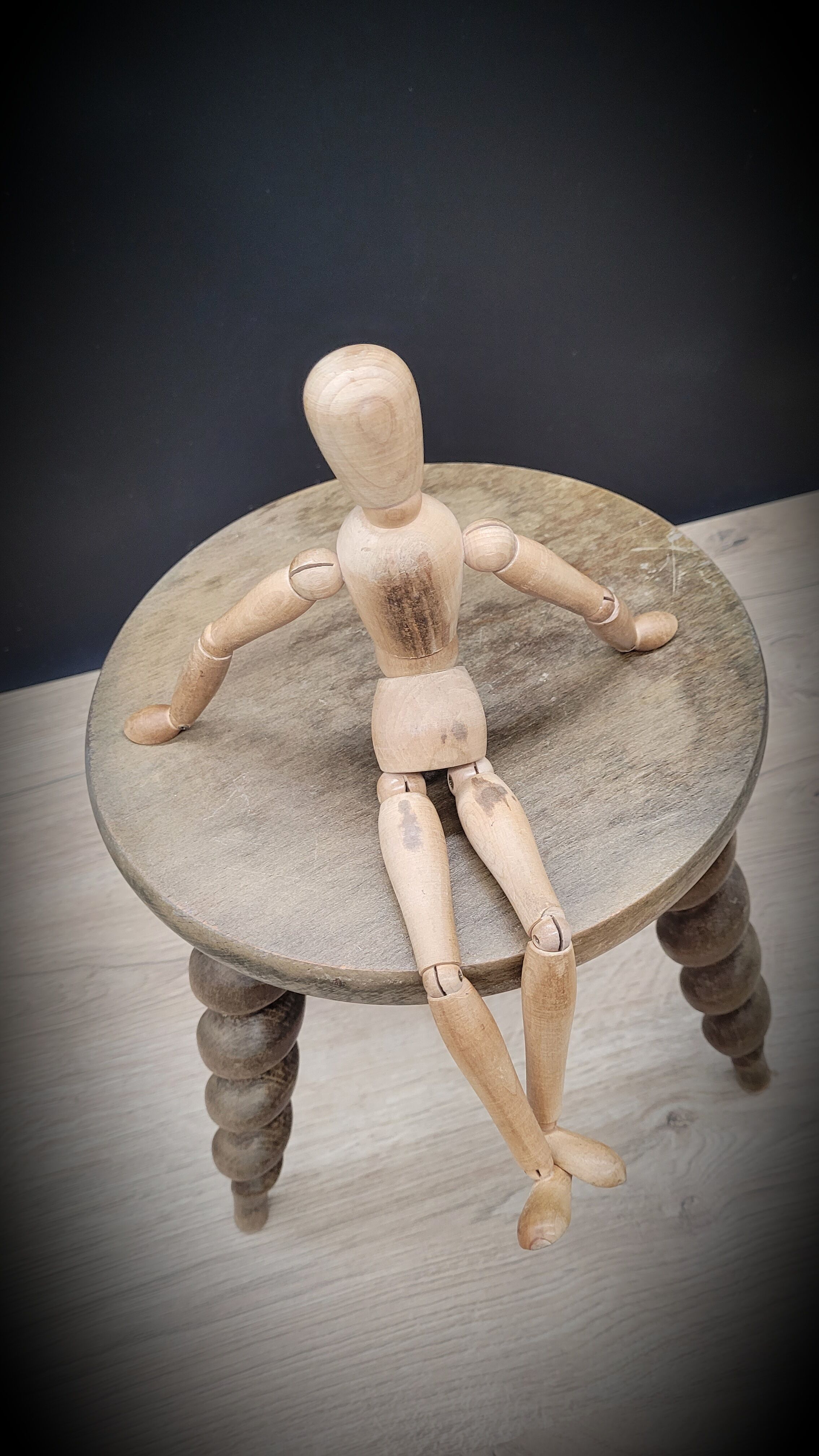 Tripod stool turned feet