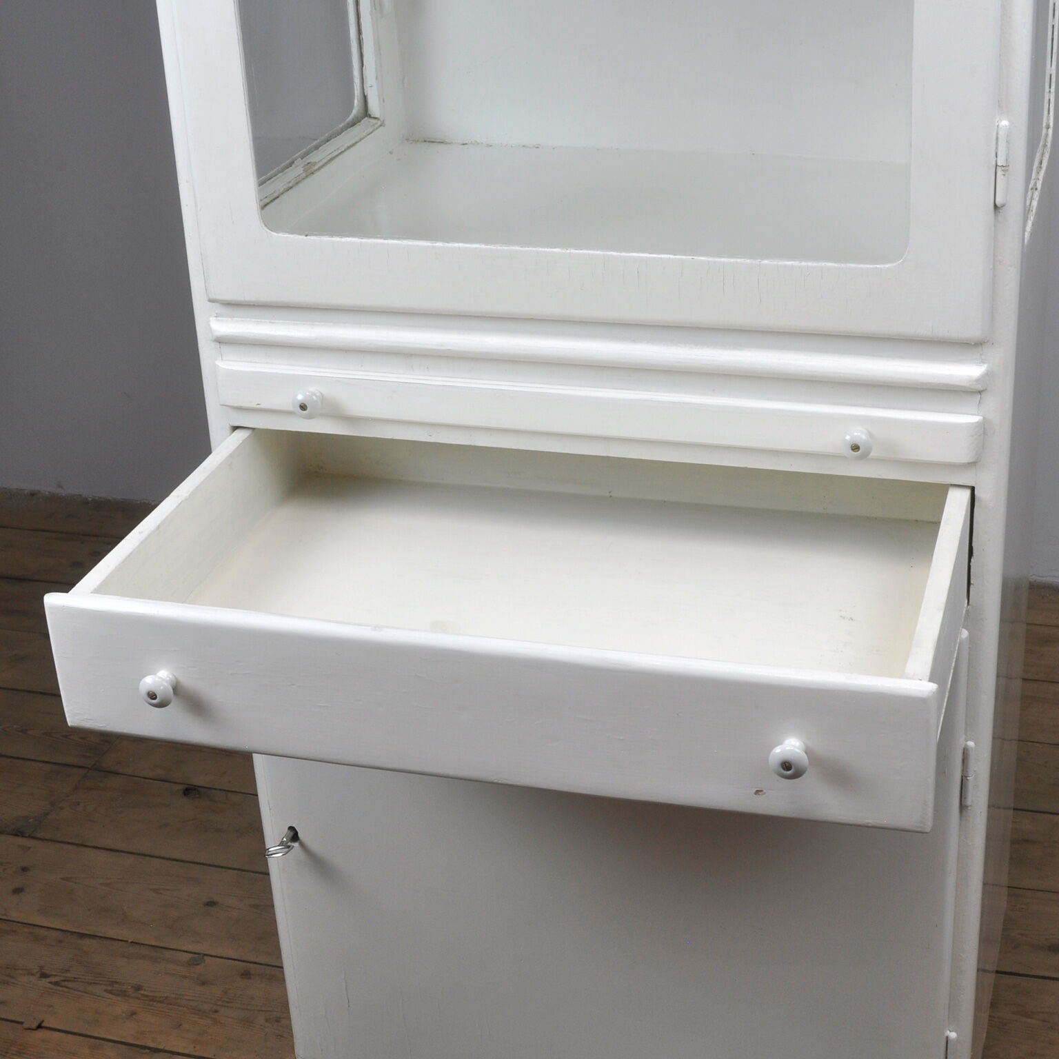 Cabinet médical en bois années 1950
