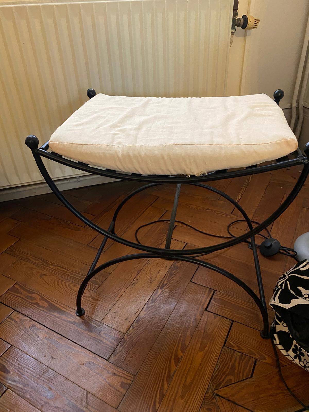 Tabouret curule en fer forgé noir