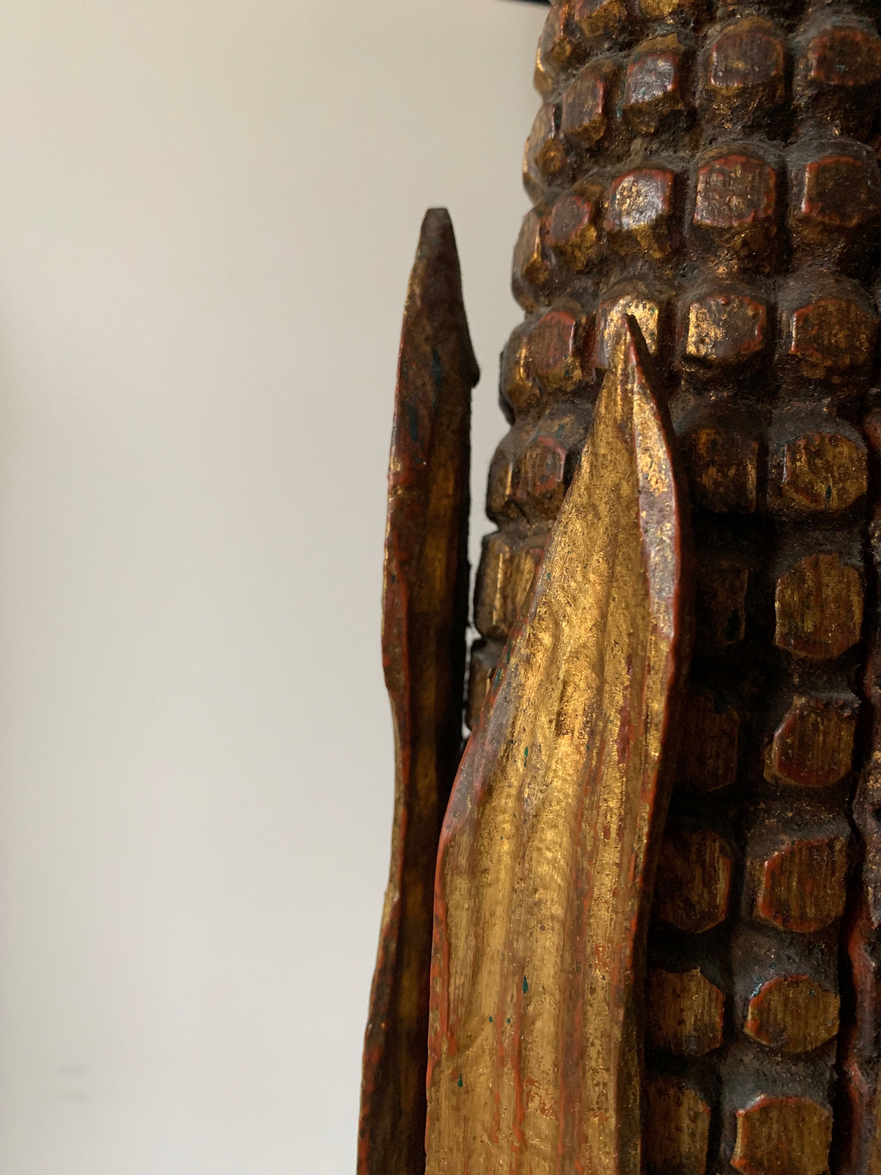 Golden-footed lamp in the shape of a mais