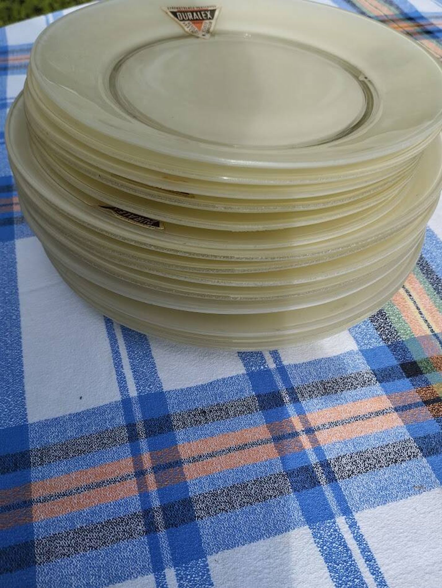 Service d’assiettes Duralex neuf 14 pièces avec étiquettes