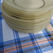 Service d’assiettes Duralex neuf 14 pièces avec étiquettes