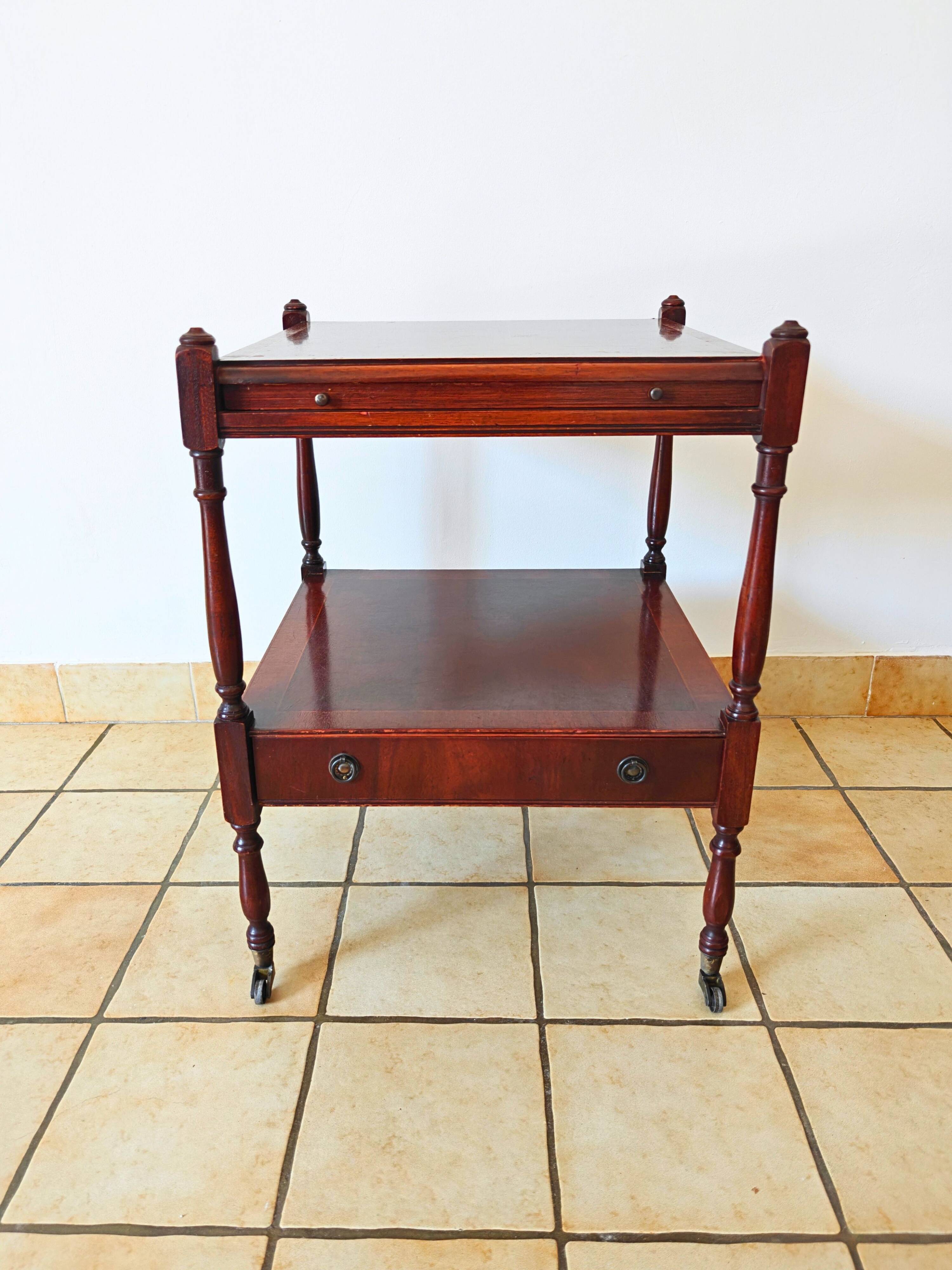 Table d'appoint en if par Bradley England