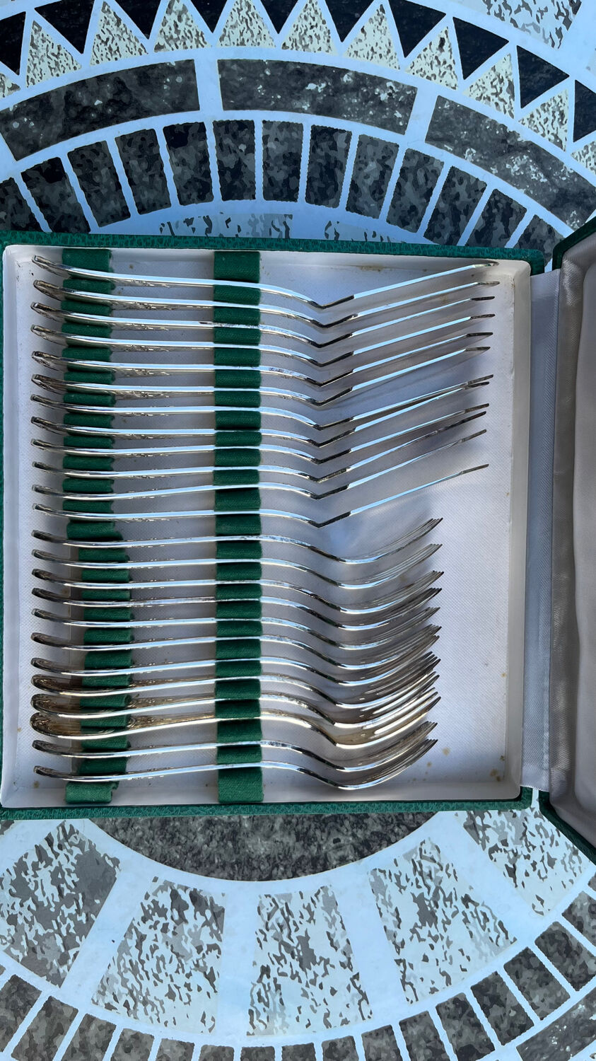 Coffret  de 24 couverts à poisson en métal  argenté
